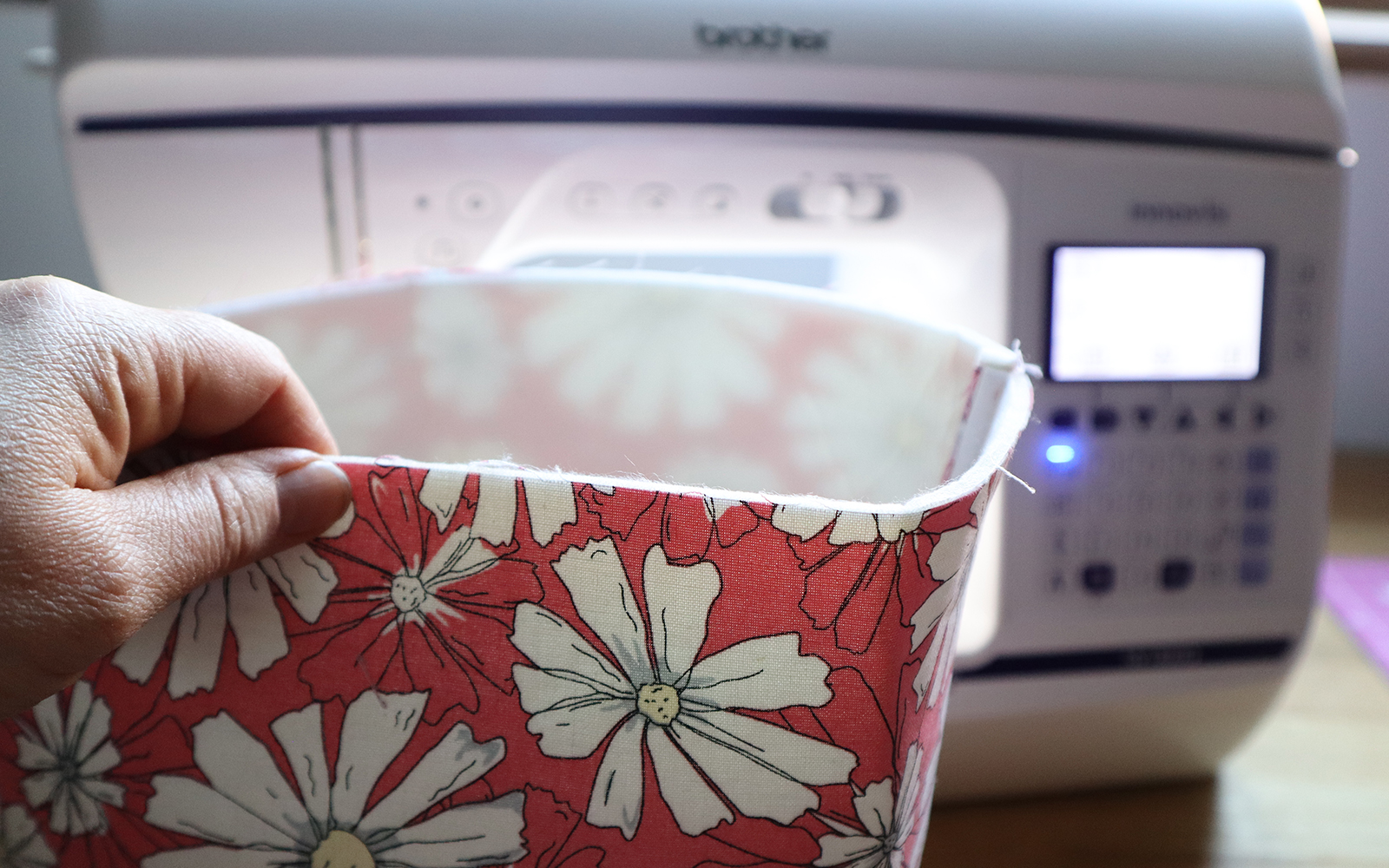 Ausgedrehter Stoffeimer vor der Brother NV1800Q Näh- und Quiltingmaschine