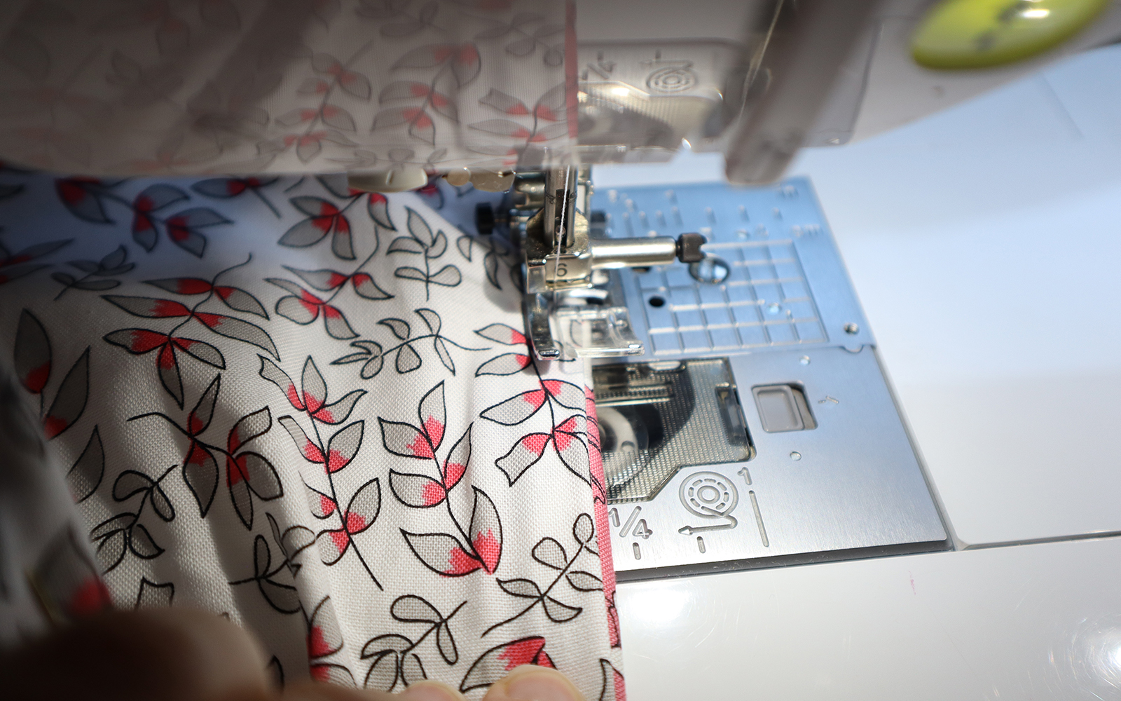 Nähen der Kanten des Vorratsbehälters auf der Brother NV1800Q Näh- und Quiltmaschine