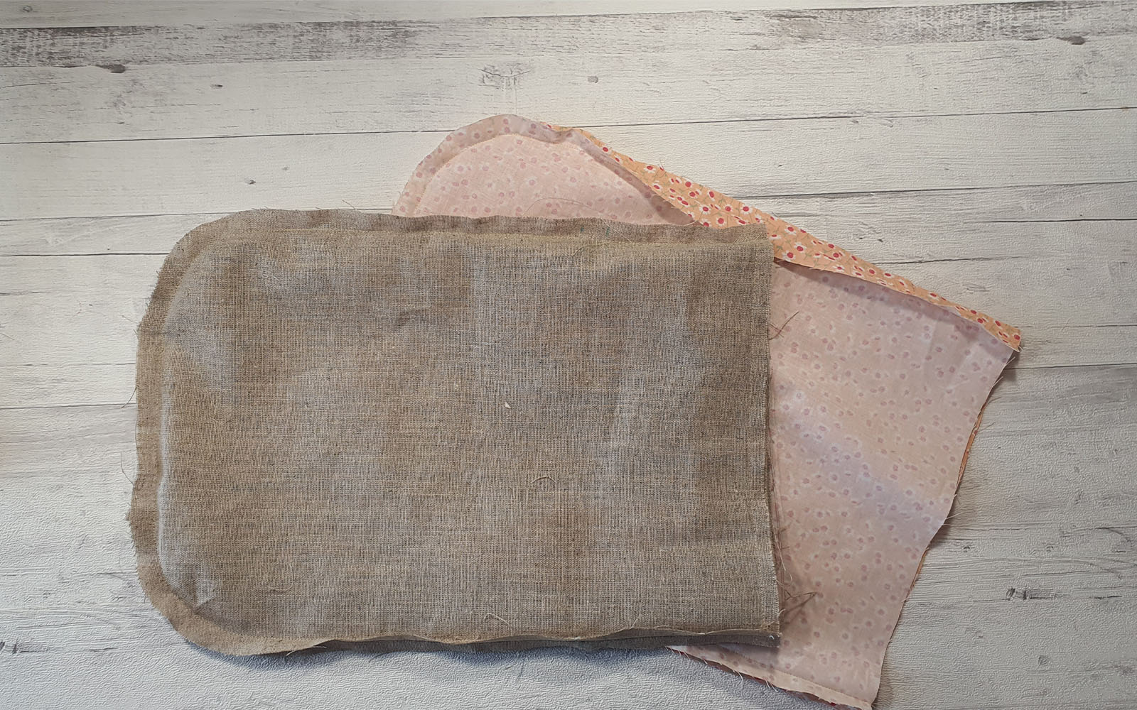 Sac à dos lapin de Pâques recto et verso sur fond en boisv
