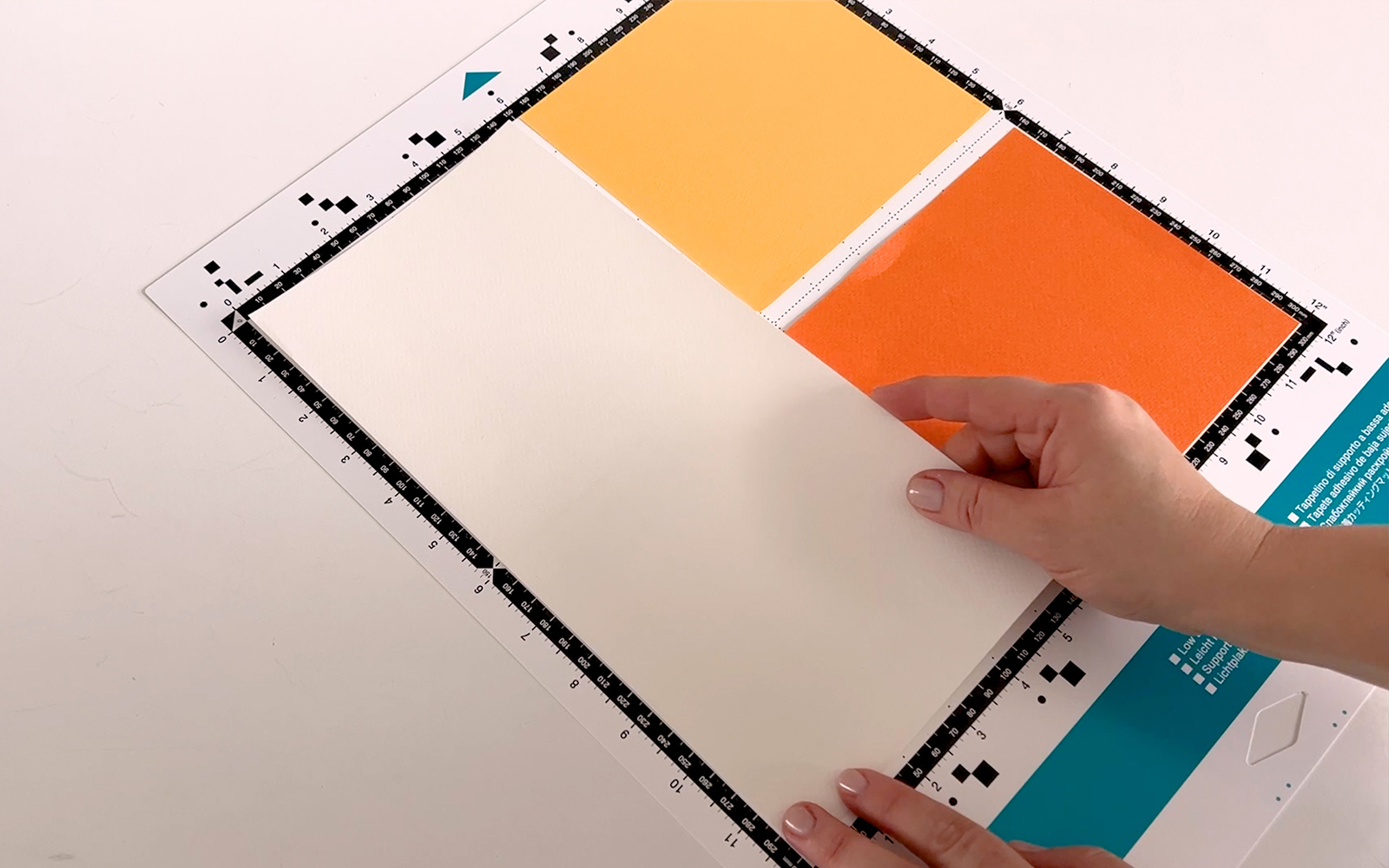 Verschiedenfarbiges Bastelpapier auf der ScanNCut Low Tack-Schneidematte