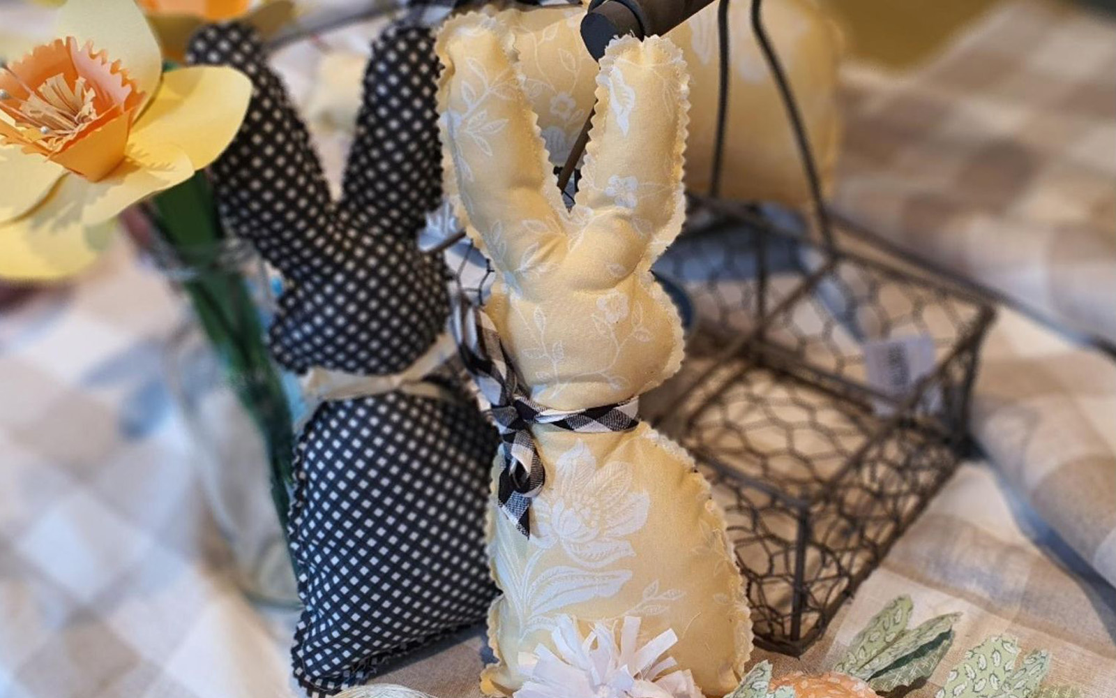 Lapin en tissu noir et jaune
