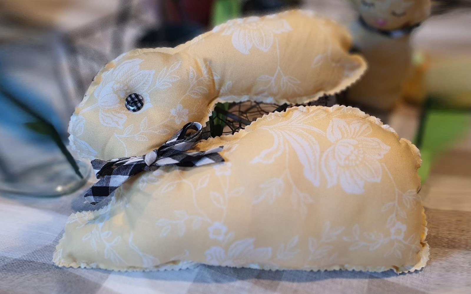 Lapin en tissu à fleurs jaunes