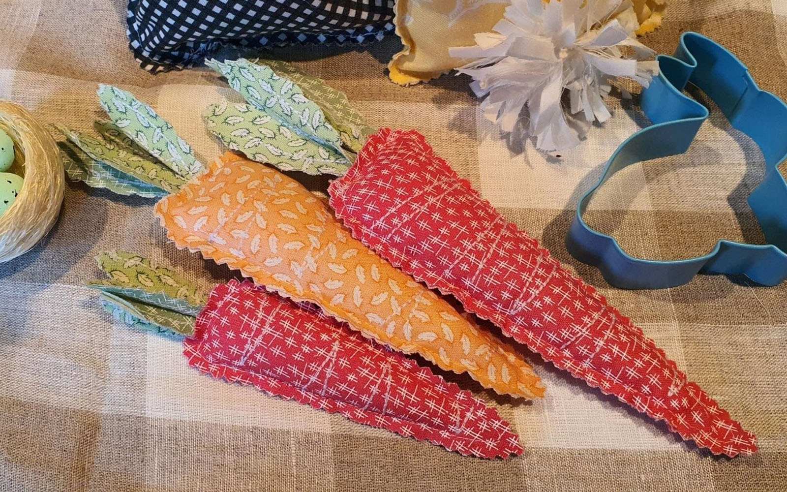 Carottes en tissu rouge et orange
