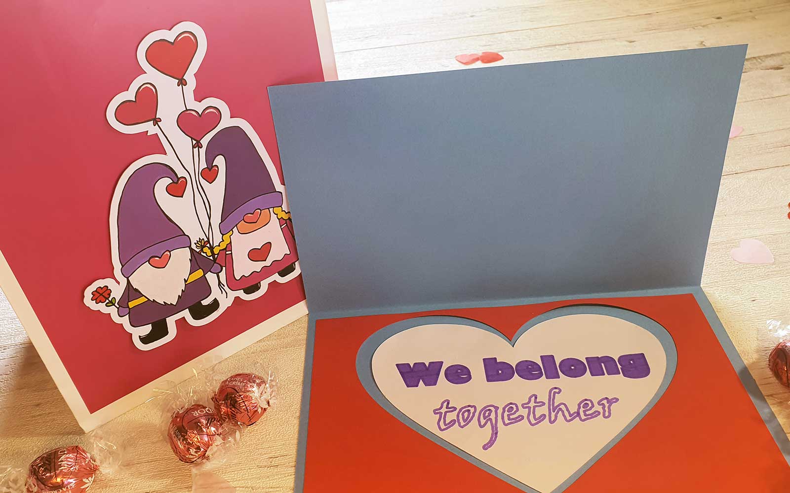 Des gnomes d'amour sur un sac cadeau et une carte à cœur
