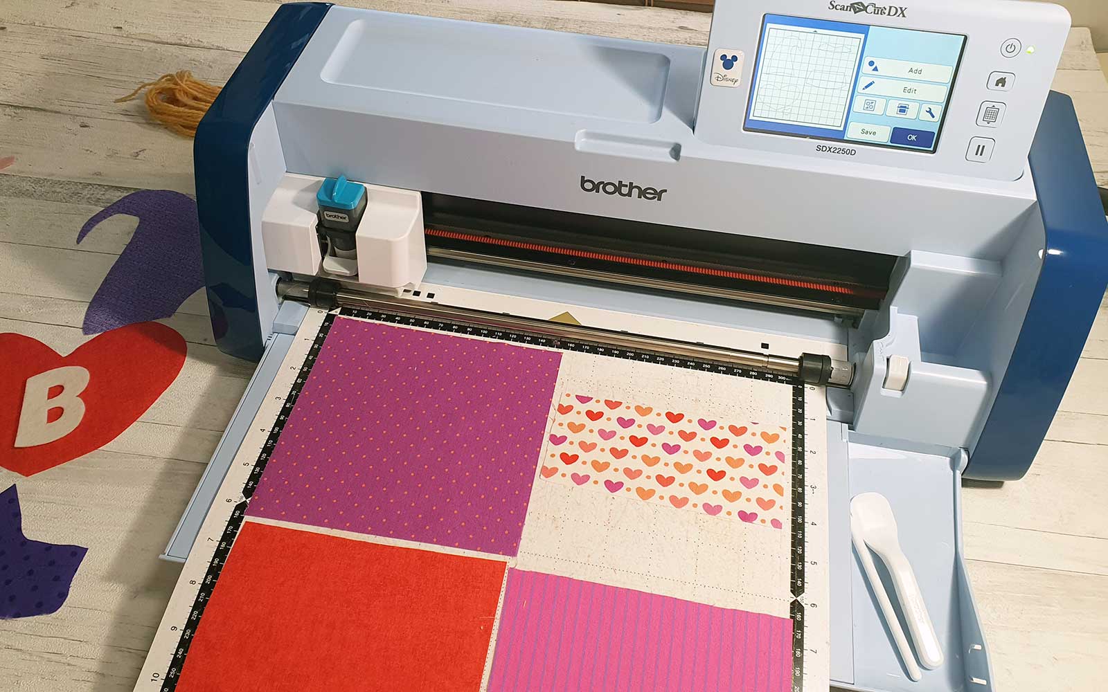 ScanNCut mit lila und orangefarbenem Stoff auf der Matte