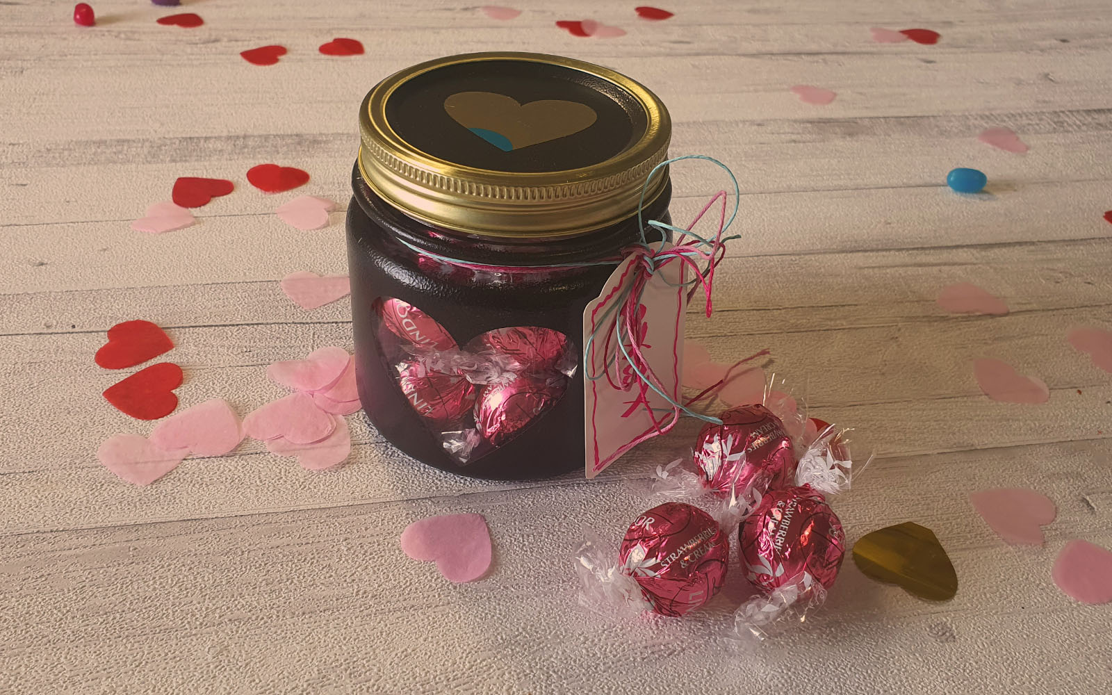 Barattolo per dolci con spioncino nero e coriandoli a forma di cuore