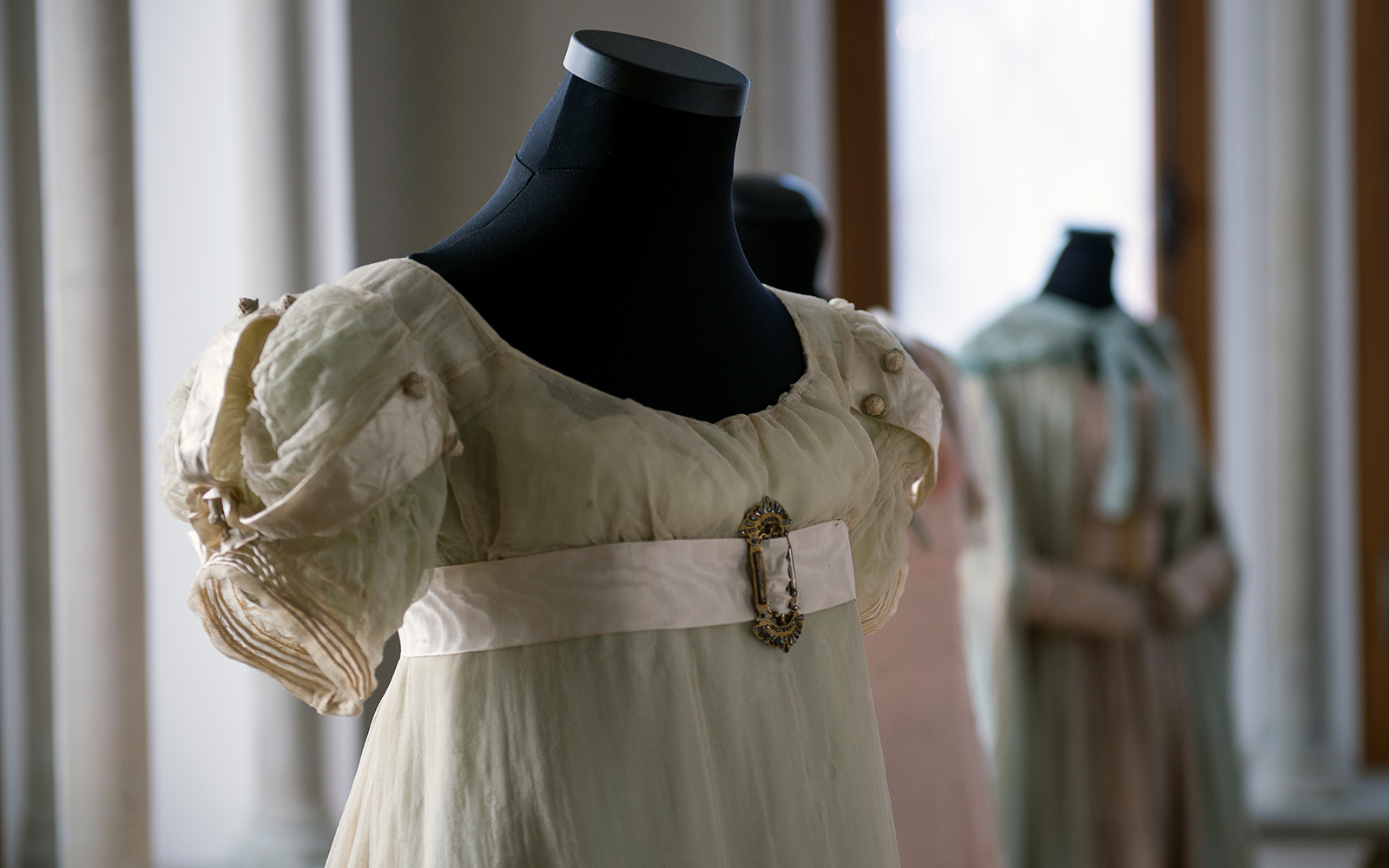 Features-vintage-look-empire-dress