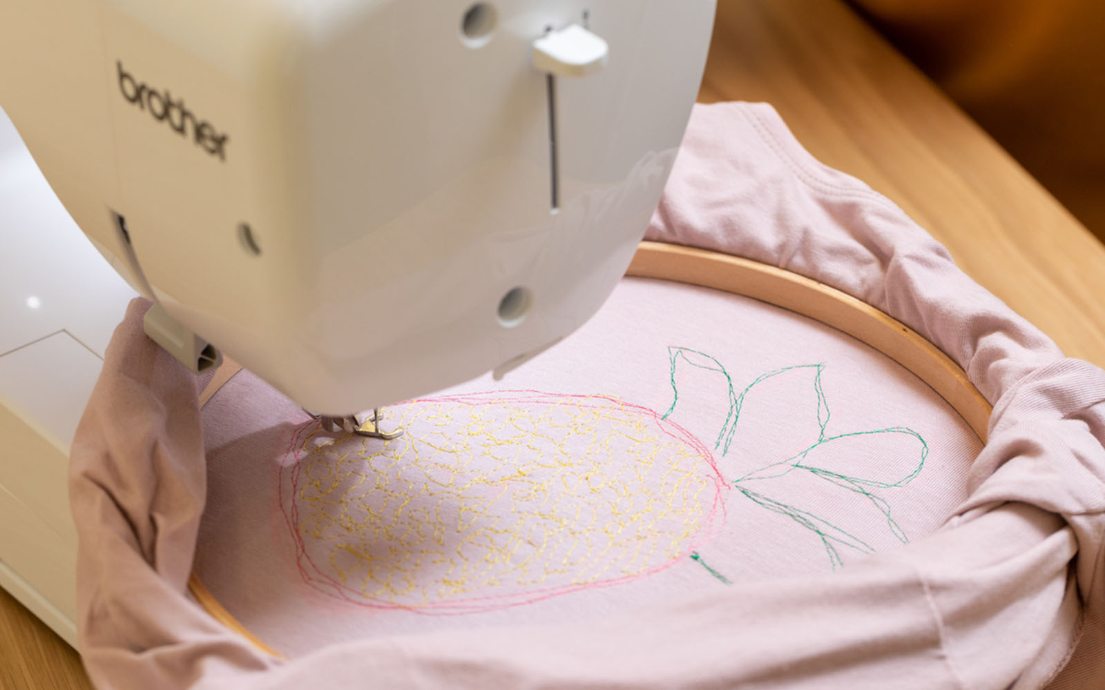 Broderie d'ananas en piqué libre dans un cerceau sur machine à coudre