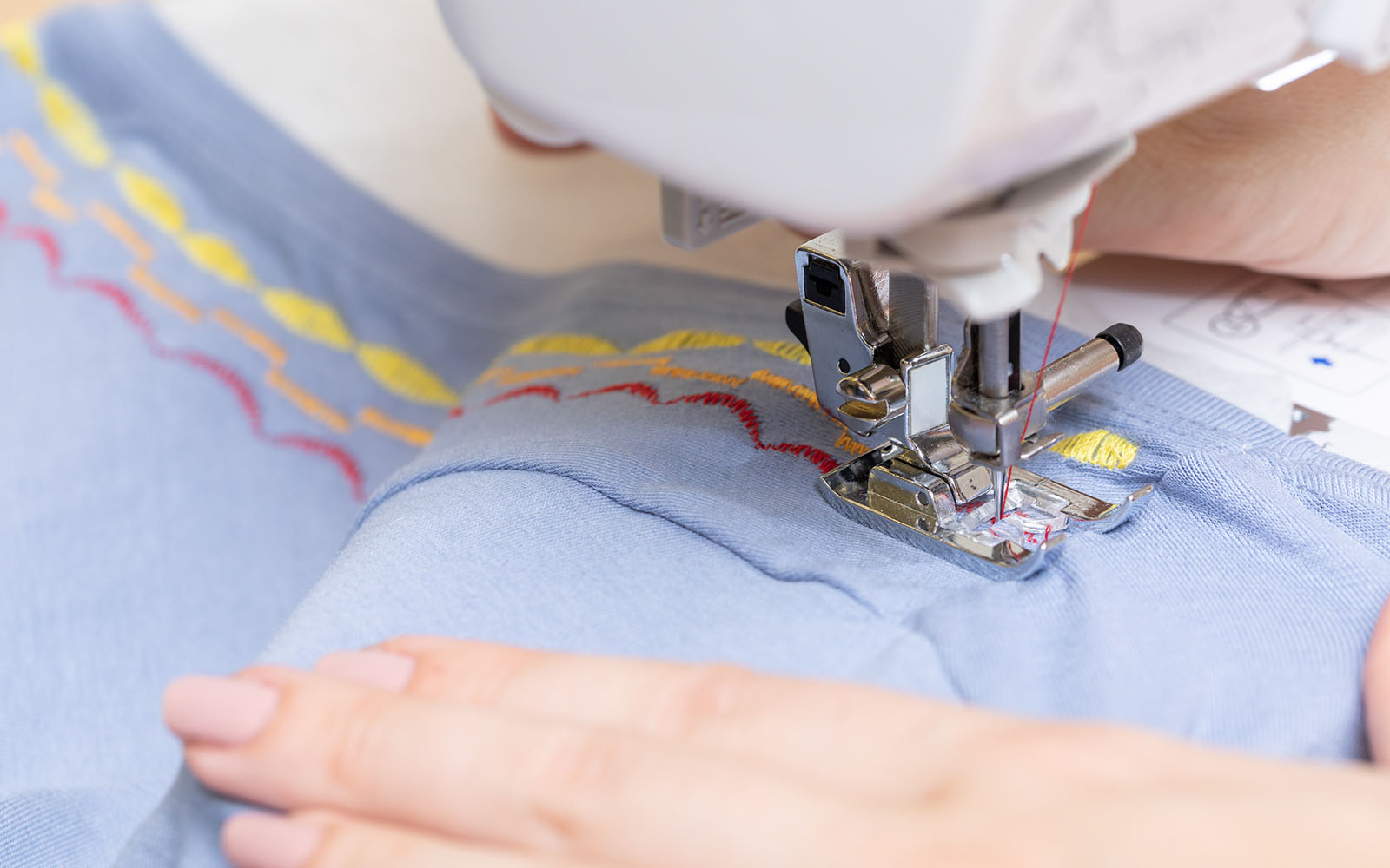 Zierstiche rund um den blauen T-Shirt-Ausschnitt nähen