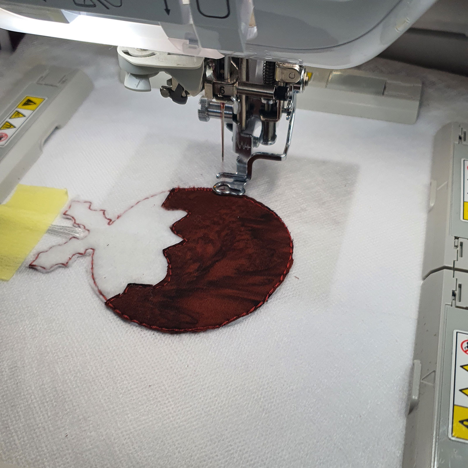 Weihnachtspuddingform in der Stickmaschine