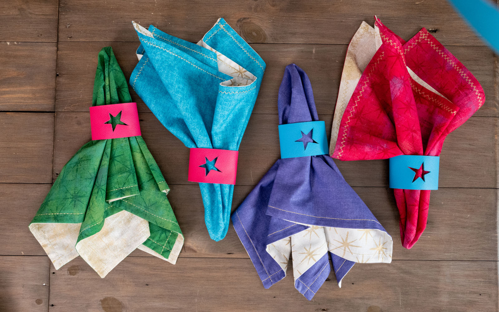 serviettes en tissu avec anneaux de serviette sur la table
