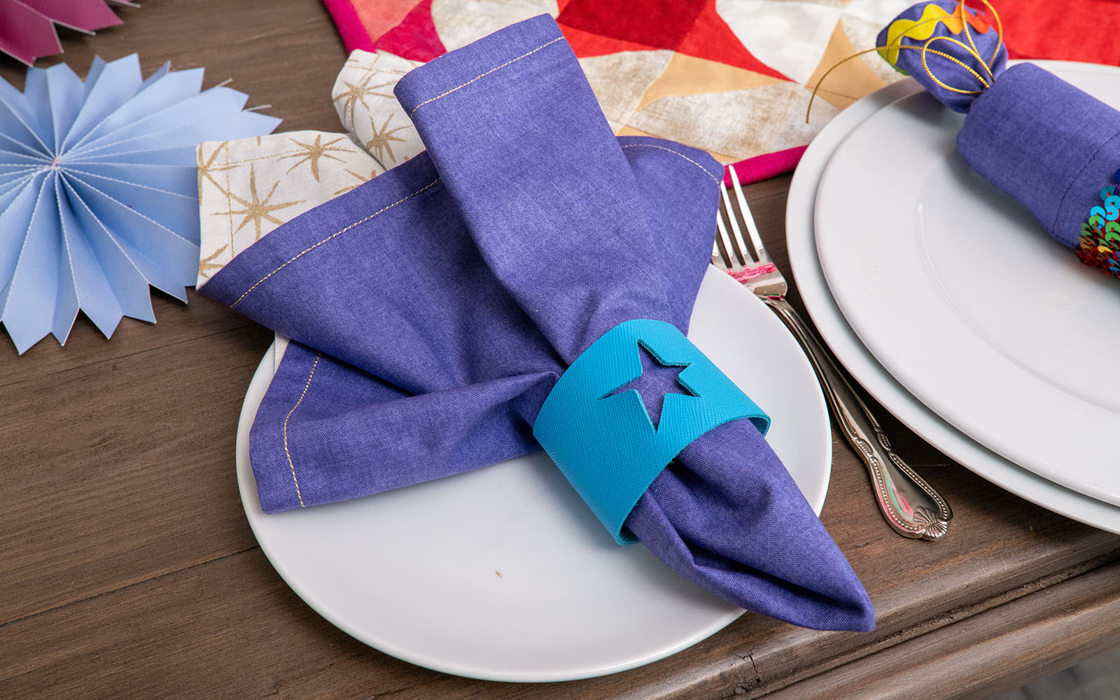 serviette en tissu avec rond de serviette sur l'assiette
