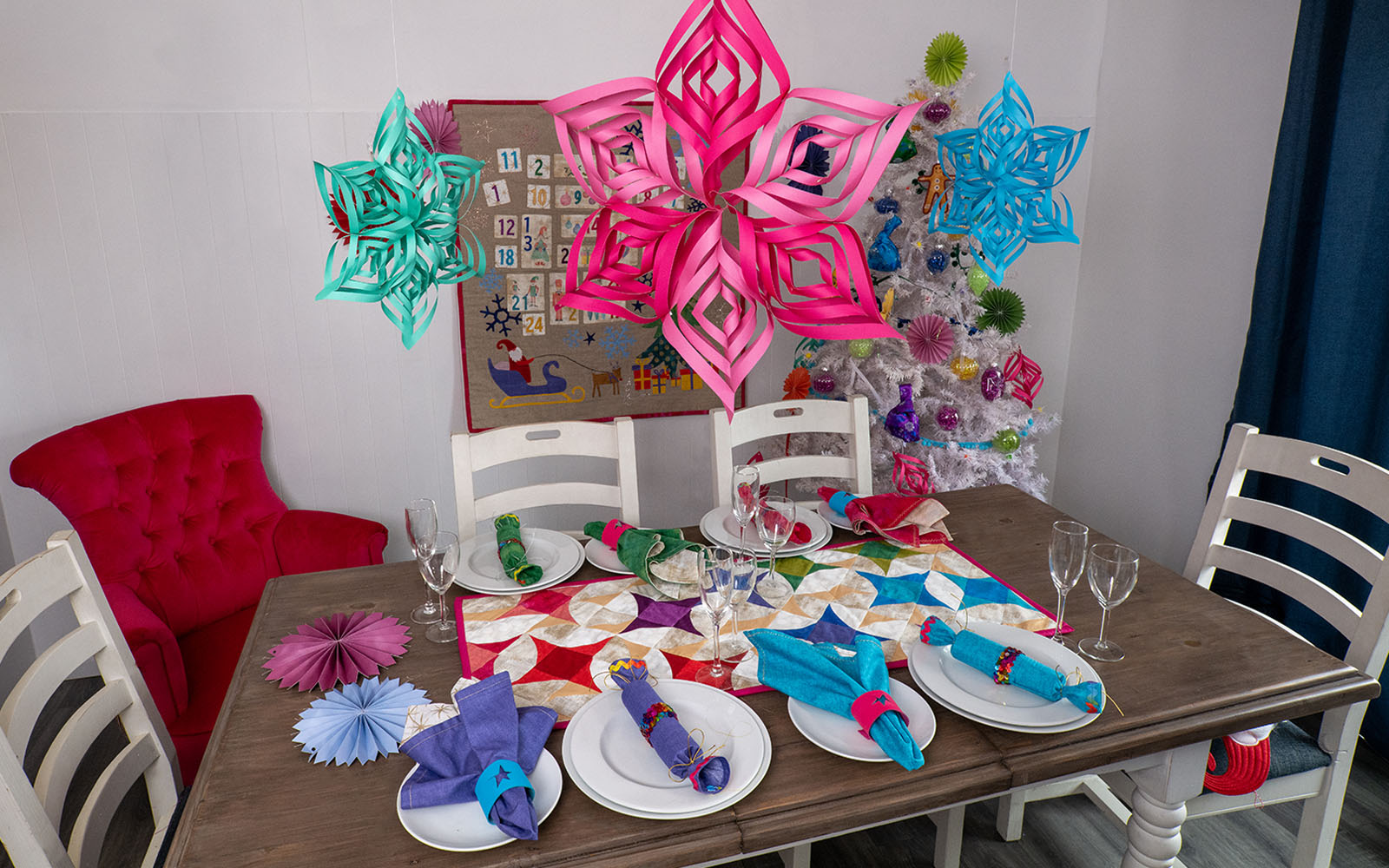 mettre la table avec des décorations de noël