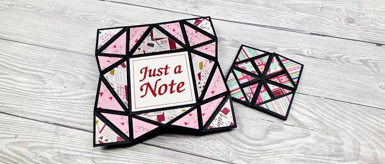 Carte rose pliée façon cocotte portant la mention 