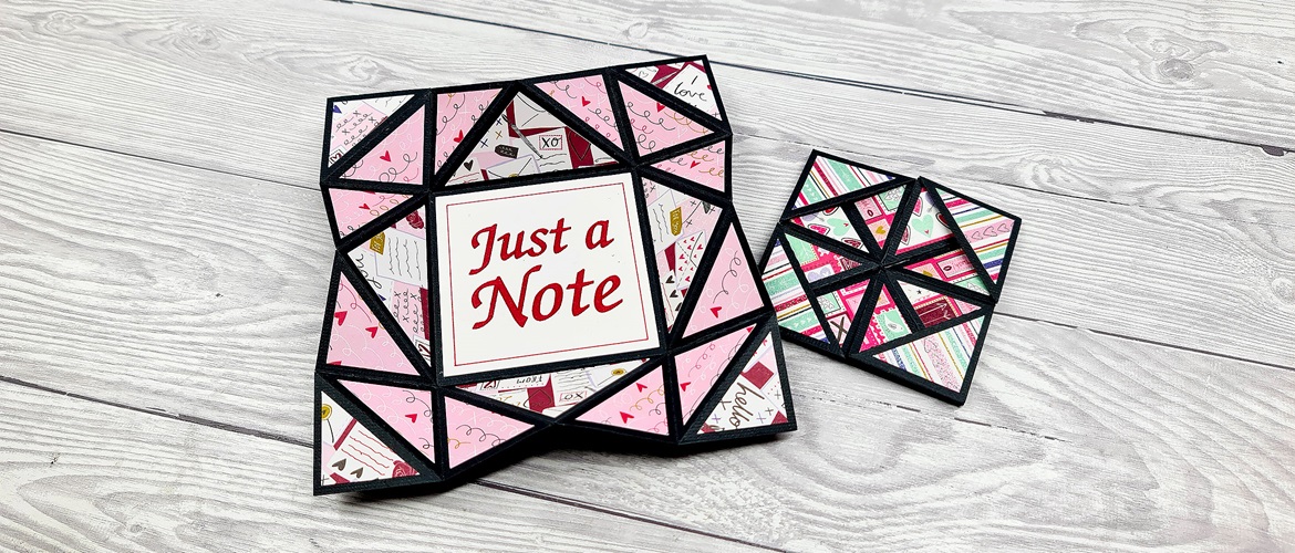 Carte rose pliée façon cocotte portant la mention