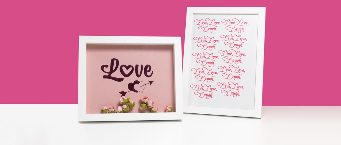 Twee ingelijste inspirerende citaten naast elkaar roze achtergrond