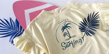 Gelbes Hemd mit Surfing-Schablonenmuster