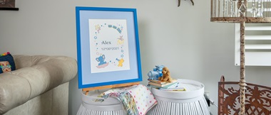 Chiffon brodé avec le nom du bébé et sa date de naissance dans un cadre bleu 
