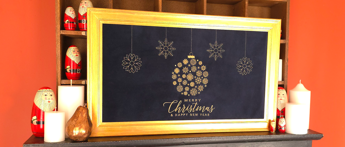 Image brodée représentant une décoration de Noël dans un cadre doré