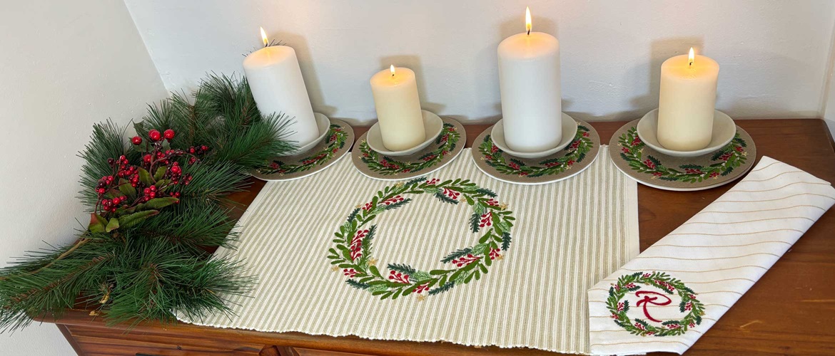 Broderie de couronne de Noël sur des serviettes