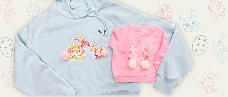 Lichtblauwe en roze sweatshirts met konijntjesapplicaties.