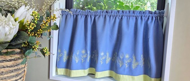 Tenda a metà con ricami floreali blu e linee verdi