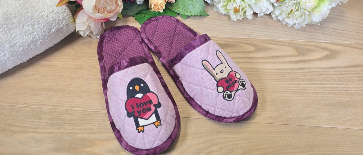 Pantofole di stoffa rosa con personaggi dei cartoni animati per San Valentino