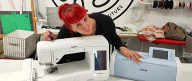 Oriane, een vrouw, poseert met een Brother V3 en ScanNCut