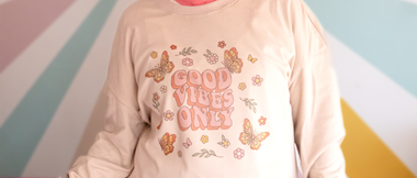 Sweat rose avec motif Good Vibes sublimé