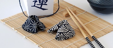 biscuits chinois en tissu dans une boîte à emporter en carton blanc