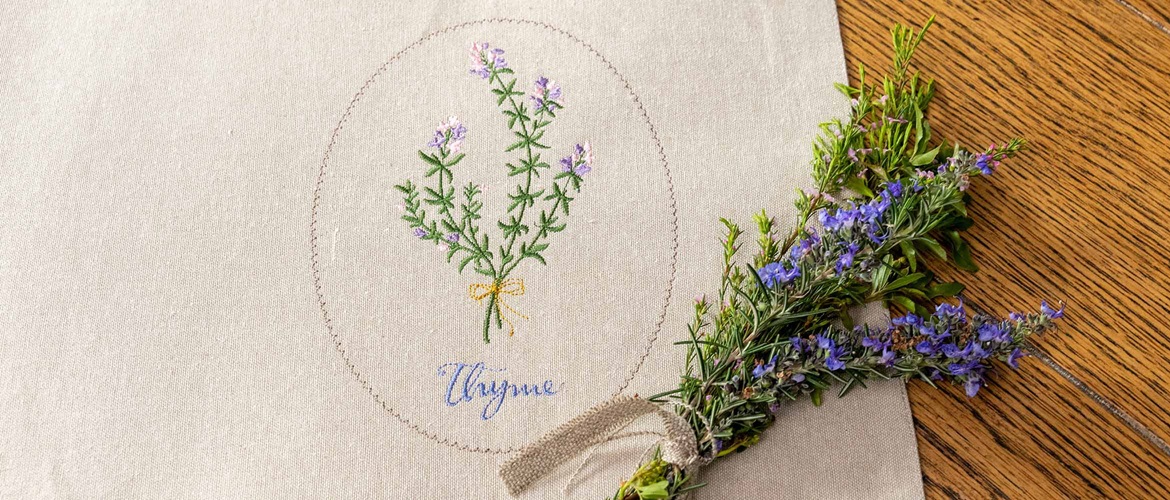 set de table en lin avec motif de thym brodé