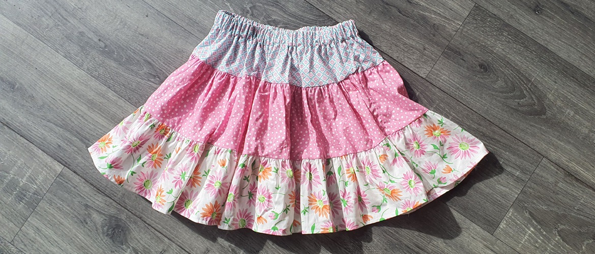 gonna a balze per bambini piccoli, stesa sul pavimento