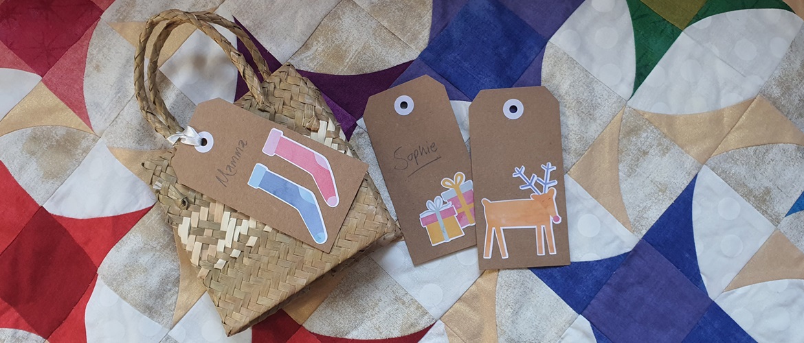 Étiquettes de cadeaux en papier sur un édredon