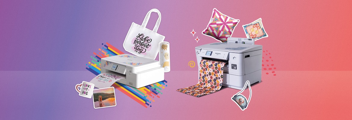 La stampante per tessuti e la stampante per sublimazione PrintModa con diversi progetti campione su uno sfondo colorato
