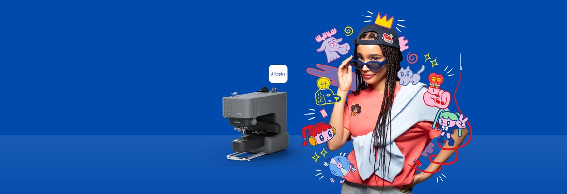 Une jeune femme à côté de la machine à broder à bras libre Brother Skitch PP1 sur fond bleu.