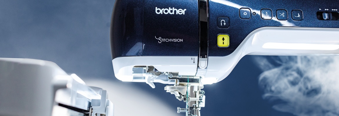 Een close-up van Brother Aveneer-EV1 machine op blauwe achtergrond