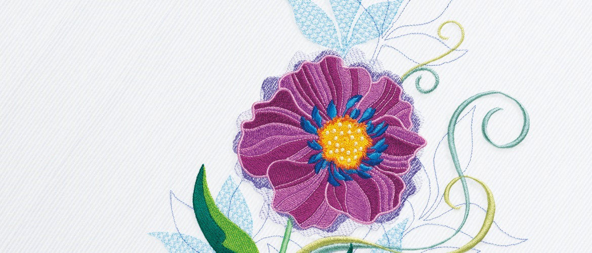 Broderie florale sur fond gris