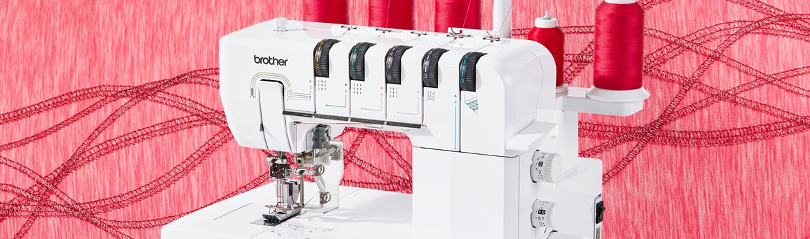 Brother CV3550 Coverstichmaschine auf pinkem Hintergrund