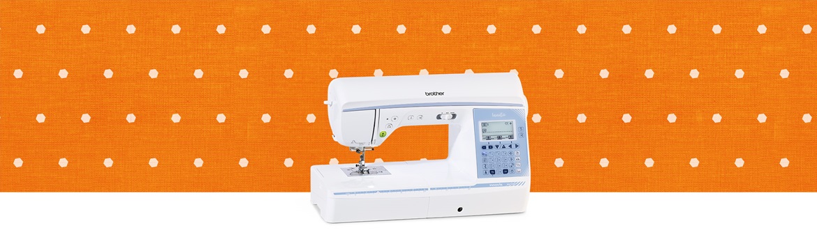 Die Brother NV1350Q auf orangefarbenem Hintergrund.