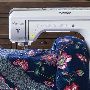 Donkerblauwe quilt met bloemmotief in Brother Innov-is XP3