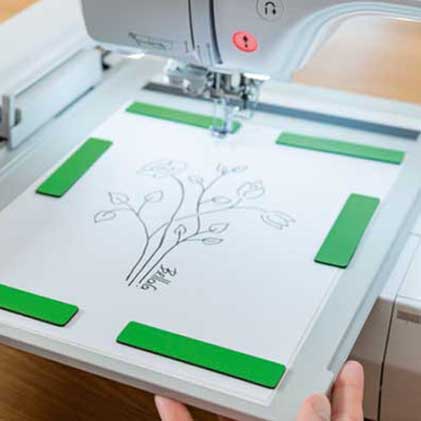 Blatt Papier mit handgezeichnetem Baum auf Brother-Scanrahmen