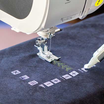 Anpassen von Stichen direkt auf dem Stoff mit dem Brother-Sensorstift