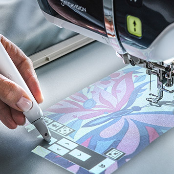 Stylus selecting option on butterfly pattern projection of Aveneer EV1