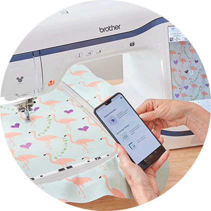 Application My Design Snap sur mobile devant des flamants roses brodés