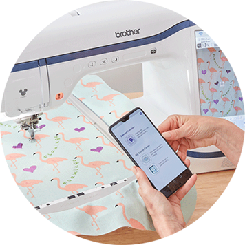 My Design Snap App auf Handy vor Flamingo-Stickerei