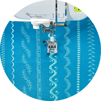 Différents points de couture décoratifs sur un tissu bleu sarcelle