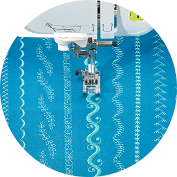 Différents points de couture décoratifs sur un tissu bleu sarcelle