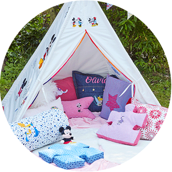 Weißes Kinderzelt und Kissen bestickt mit Disney-Motiven
