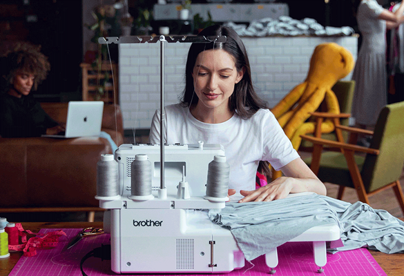 Vrouw naait op Brother Airflow 300 brede overlocktafel bevestigd