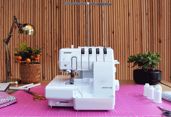 Brother Airflow 3000 overlockmachine op roze naaimat